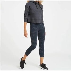 SPANX CROPPED BLACK CAMO SEAMLESS LEGGINGS SIZE MEDIUM NWT